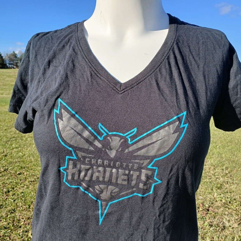 Charlotte Hornets Womens size XL Black V-neck Graphic Tee Shirt T-shirt NEW nwot